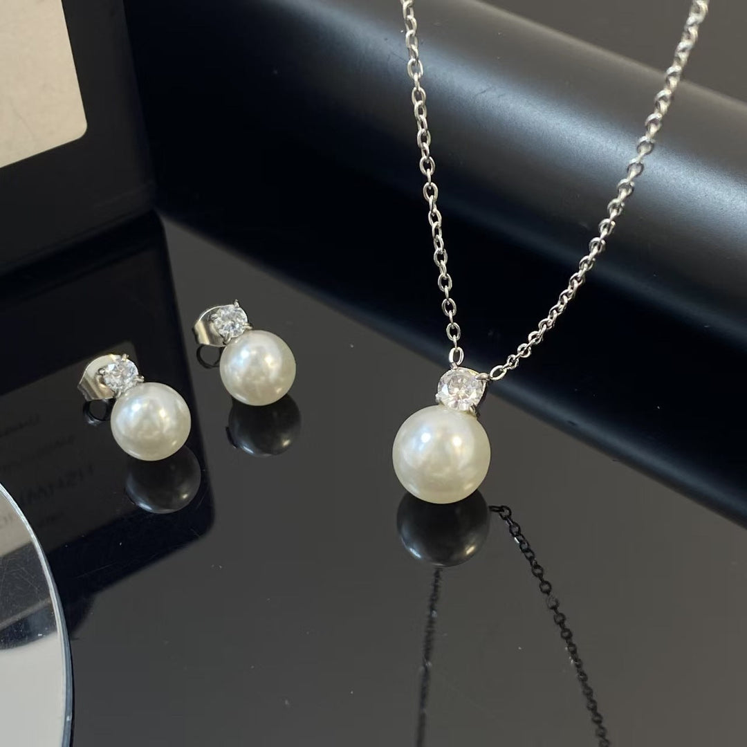 Freshwater pearl necklace and earrings