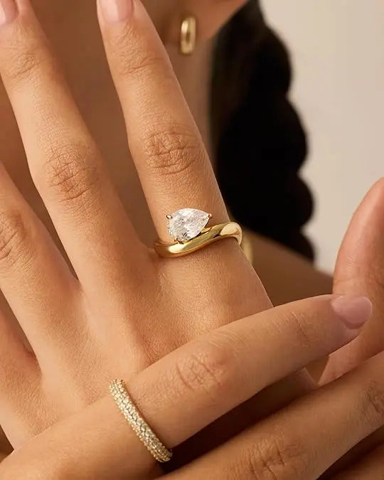 Pear Three-Prong Twist Band Ring